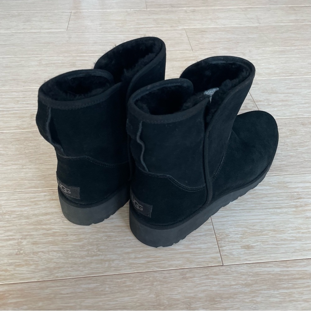 Black short Uggs 9.5